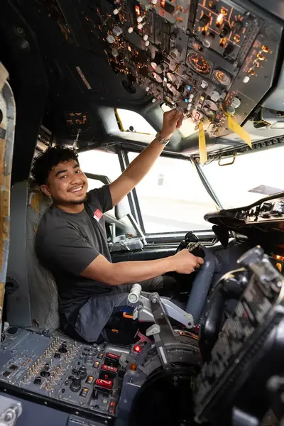 Student checkt elektronica in cockpit vliegtuig