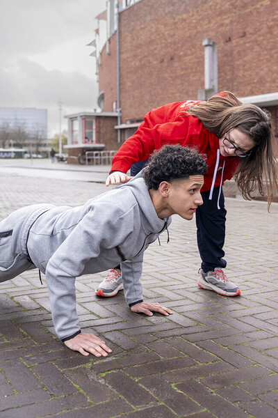 Student geeft les over hoe je je moet opdrukken.