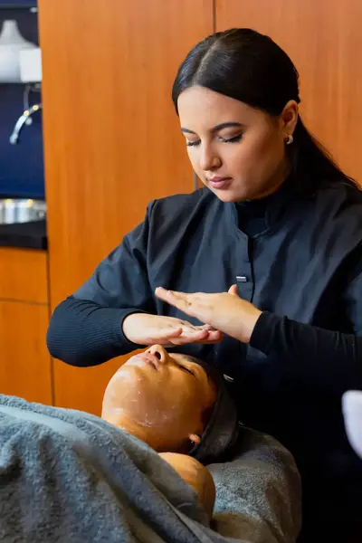 Student verzorgt huid van klant