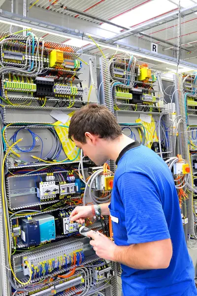 Student sleutelt aan elektrotechnische installatie