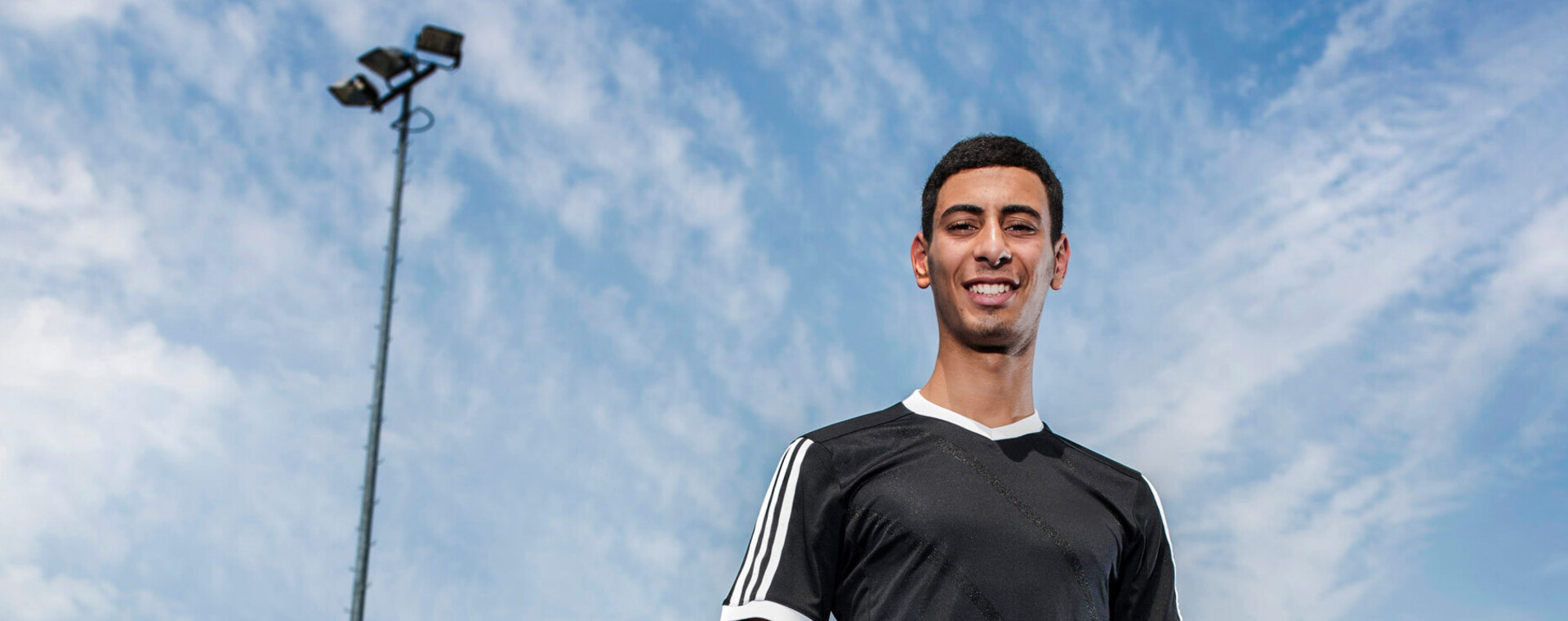 Sportstudenten met blauwe lucht op de achtergrond