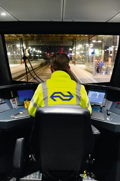 Machinist bestuurt een trein.