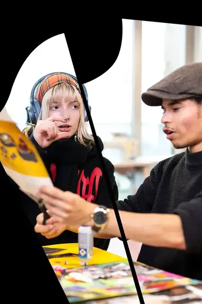 Studenten Fashion bespreken ontwerp