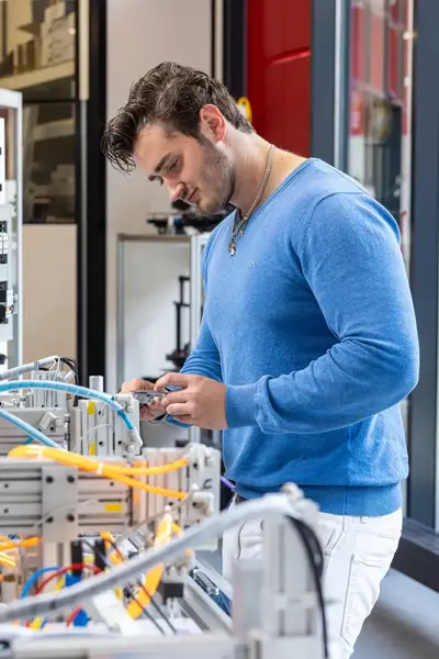 Student werkt aan elektronische installatie