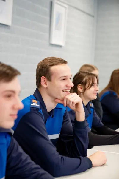 Student Veiligheidscollege in uniform lacht in klas