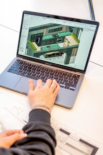 Student Jan des Bouvrie werkt aan interieurontwerp op laptop