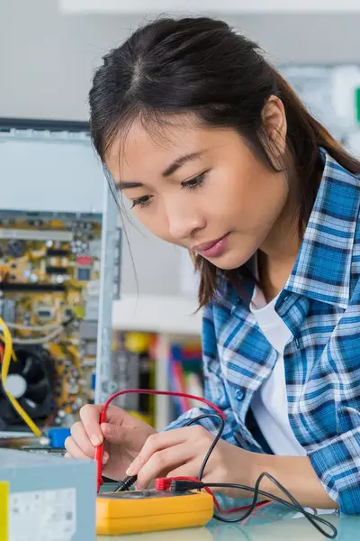 Student sleutelt aan computer
