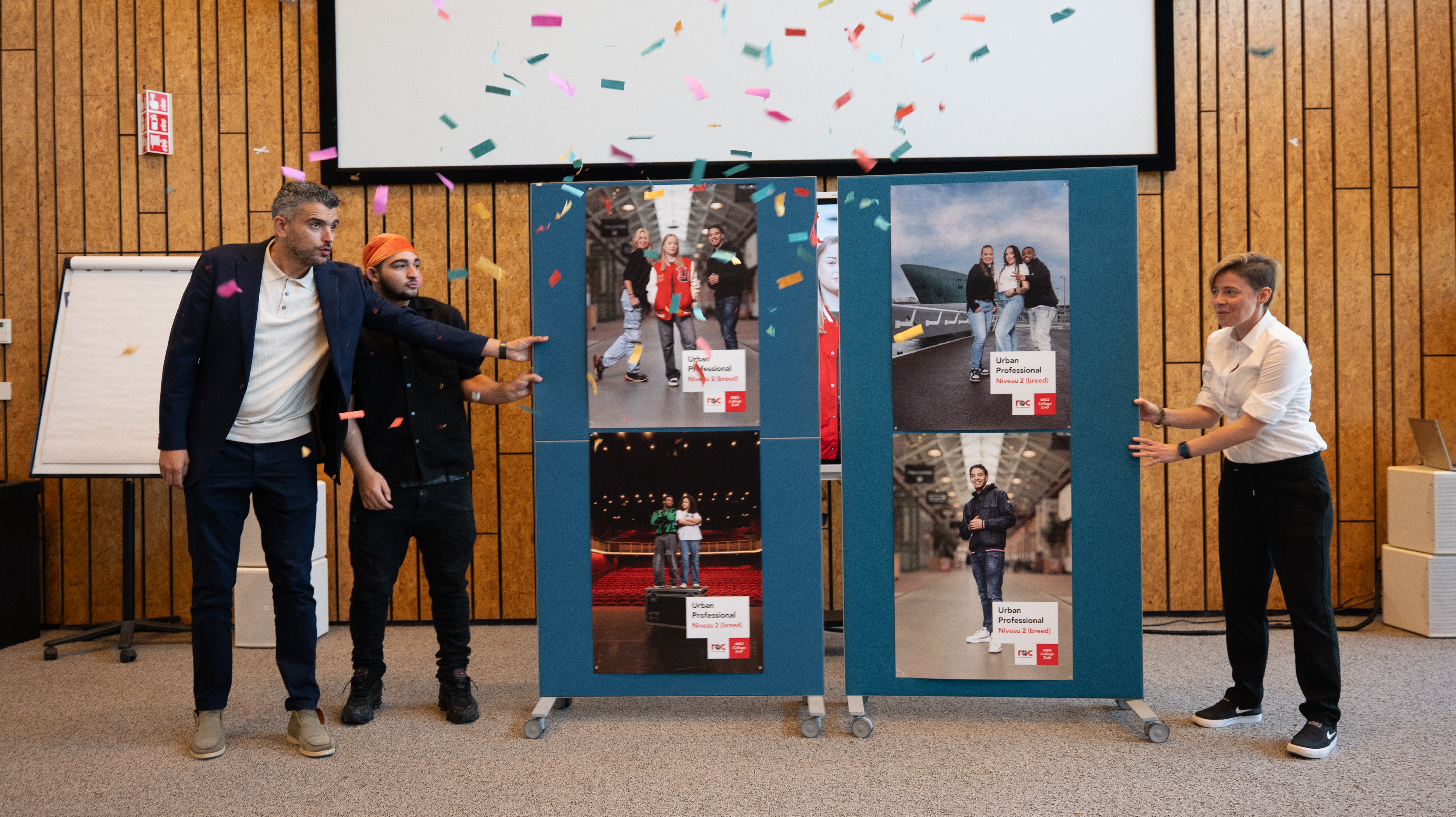 Mbo-studenten van het ROC van Amsterdam - Flevoland en wethouder Mbarki openen nieuwe opleiding op de Zuidas